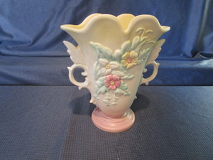 lot 34 image: Hull Vase