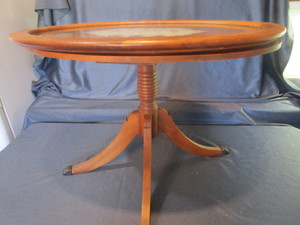 lot 54 image: Oval Pedestal Table