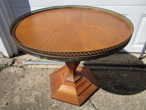 lot 265 image: Round Accent Table