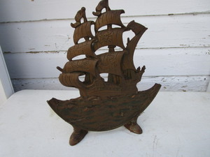 lot 305 image: Pirate Ship Door Stop