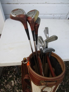 lot 307 image: Spalding Pulldown Golf Clubs - Drivers & Putter
