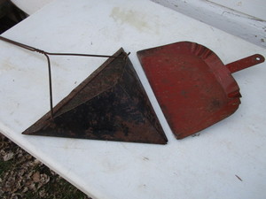 lot 323 image: Vintage Dust Pan With Handle