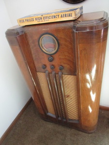 lot 66 image: Philco Floor Radio Cabinet