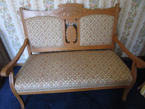 lot 71 image: Settee