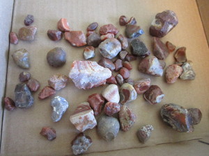 lot 99 image: Unpolished Agates