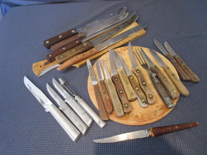 lot 123 image: Cutting Board & Knives