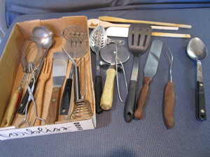lot 128 image: Kitchen Utensils