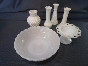 lot 162 image: Milk Glass Vase