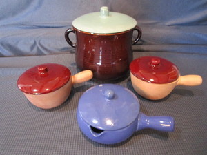 lot 220 image: Bean Pot, Small Pots