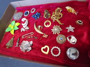 lot 226 image: Costume Jewelry