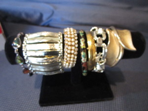 lot 227 image: Bracelets With One Trifari