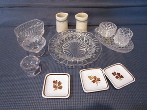lot 404 image: Tea Leaf Butter Pats, Creamers, Salts