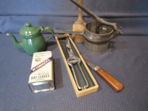 lot 405 image: Vintage Kitchenwares
