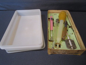 lot 426 image: Kitchen Aid Set, Tupperware