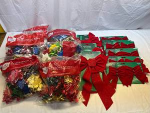 lot 54 image: MM. Large Lot of Christamas Bows