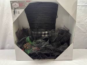 lot 55 image: MM. 20 Mesh Wreath-Shaped like a top hat