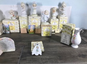 lot 145 image: Lot of 15 Precious Moments Figurines