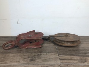 lot 162 image: 2 - Vintage Metal Pulleys