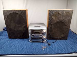 lot 16 image: 2 Speakers and Curtis stereo
