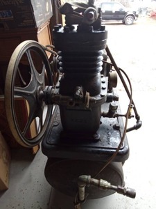 lot 9 image: Vintage lg compressor