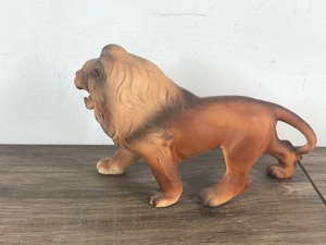 lot 178 image: Vintage Ceramic Lion Made in Japan - 8 Long