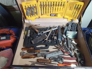 lot 418 image: Power tools and hand tools in brief case