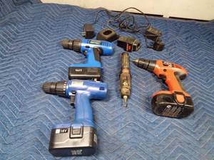 lot 332 image: 4 battery powered drilld with chargers and batteries