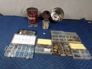 lot 323 image: Lot of hardware