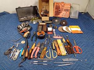 lot 319 image: Box of tools and more