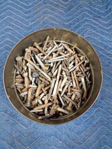 lot 321 image: Full can of screws