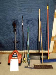 lot 300 image: Toro electric power shovel, 2 shop brooms, shovel and more