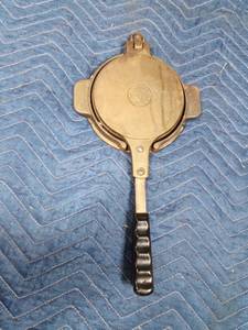 lot 269 image: Vintage Norway JOTUL cast iron Pizzelle krimbcake crepe maker