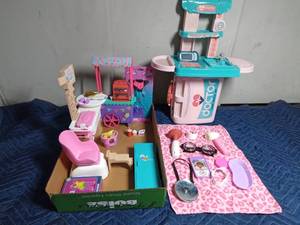 lot 253 image: Barbie doll accessories