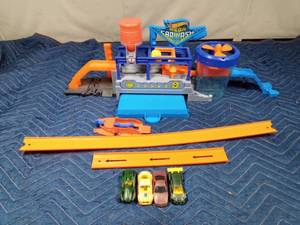 lot 256 image: Hot wheels car wash