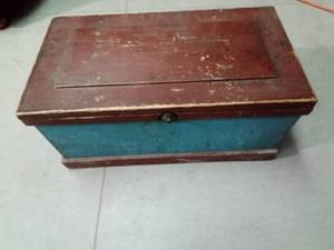 lot 225 image: Vintage solid wood chest