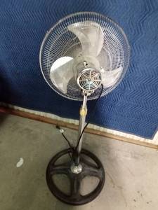 lot 217 image: Adjustable fan on heavy duty stand