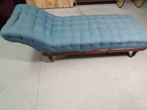 lot 218 image: Vintage Chase lounge