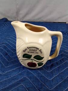 lot 95 image: 1997 Watt Pottery Collectors Association Commemorative pitcher
