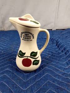 lot 96 image: 2007 Watt Pottery Collectors Association Commemorative carafe