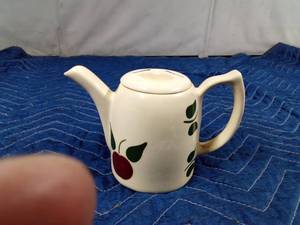 lot 97 image: 2012 Watt Pottery Collectors Association Commemorative tea pot