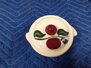 lot 91 image: 2004 Watt Pottery co. Nectors Assoc commemorative casserole dish