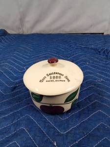 lot 88 image: 1995 Watt Pottery co. Nectors Assoc commemorative bowl with lid