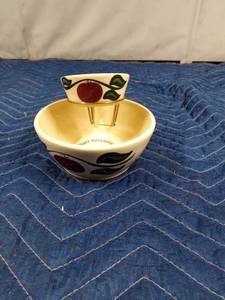 lot 89 image: 2001 Watt Pottery co. Nectors Assoc commemorative Chipdip set