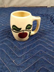 lot 90 image: 2002 Watt Pottery co. Nectors Assoc commemorative coffee mug