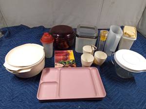 lot 85 image: Tupperware and a Pampered Chef measurer