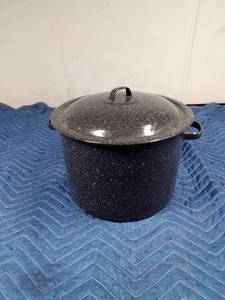 lot 80 image: Canning pot with jar rack inside