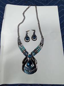 lot 66 image: Necklace and earring set