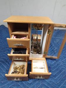 lot 62 image: Wood jewelry box of jewelry