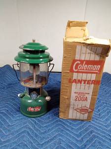 lot 54 image: 1975 Coleman lanter and Coleman box