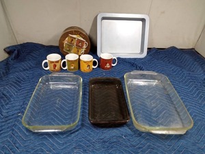 lot 44 image: 3 Pyrex cake pans, heavy duty metal cake pan and 4pc set of Oneida stoneware collector tea cups